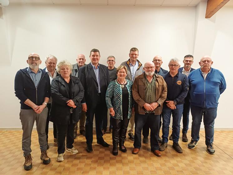 Jean-Marie Poulain est entouré des 11 vice-présidents et d'un conseiller délégué à la Communauté de communes Côte ouest Centre Manche.