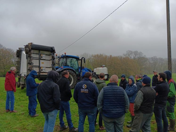 Une démonstration de l'ARA d'Ecorobotix a été proposée aux agriculteurs du secteur du bocage virois. Une vingtaine de participants a répondu à l'appel.