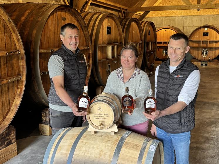 Stéphane, Nadège et Sébastien, les trois associés du Gaec de la Cave Normande basée à Saint-Cyr-du-Bialleul, Gaec qui associe la production laitière à la production cidricole.