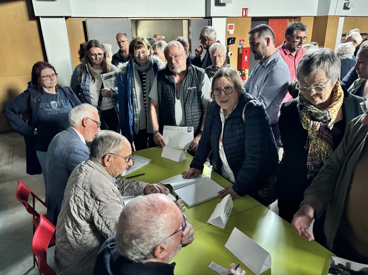 À l'issue de la présentation du libre, une séance de dédicace a pu avoir lieu.