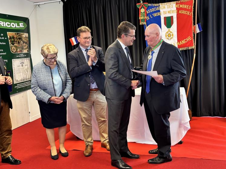 Gilles Beaufils a reçu le diplôme des mains du préfet de la Manche, Marc Chappuis.