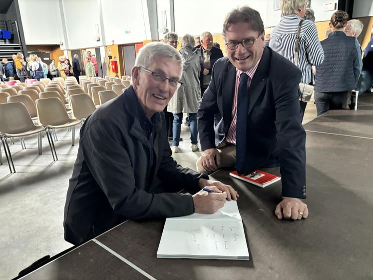 Jean Quettier, président du comité du Débarquement, n'a pas lui aussi échappé à la séance de dédicaces, notamment à Philippe Gosselin, député.