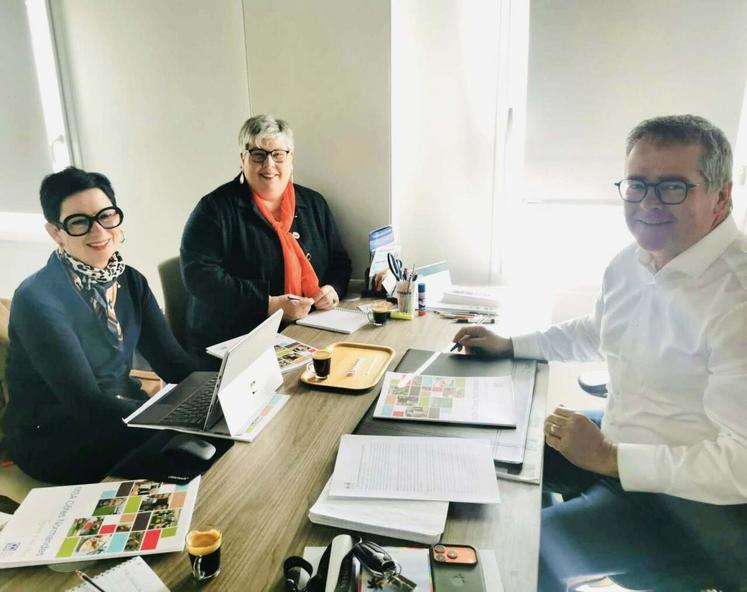 Depuis plusieurs semaines, Sylviane Pralus, présidente de la MSA Côtes Normandes et Isabelle Guegaden-Moreau, directrice, ont rencontré les parlementaires. Ici, avec Bertrand Sorre, député de la 2e circonscription de la Manche ou encore Bertrand Bouyx de la 5e circonscription du Calvados. Désormais, ce sont les maires qui sont sollicités pour apporter leur soutien.