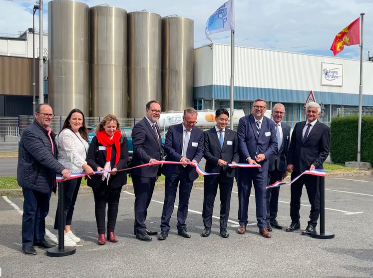 C'est Dan Takanashi, la 5e génération, qui a coupé le ruban de l'inauguration du nouvel atelier culinaire créé au sein de la coopérative Isigny Sainte-Mère pour produire le cream cheese.