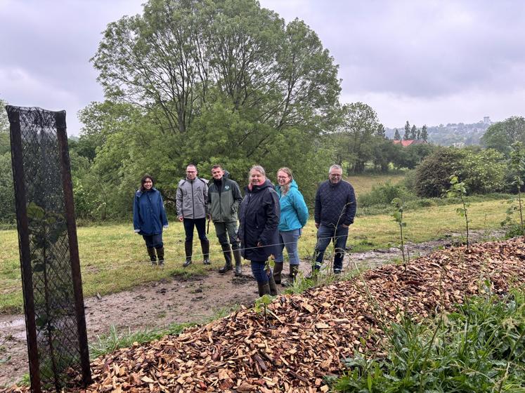 Sur le terrain, les élus, conseillers, et entreprise sont venus constater les travaux réalisés en février dernier sur l'exploitation de Sophie et Frédéric Pagnon.