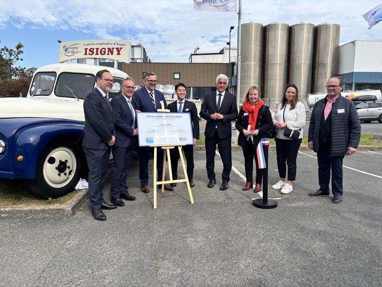 Devant le site de production, les différents partenaires et élus ont inauguré l'atelier culinaire, lieu de production du cream cheese.
