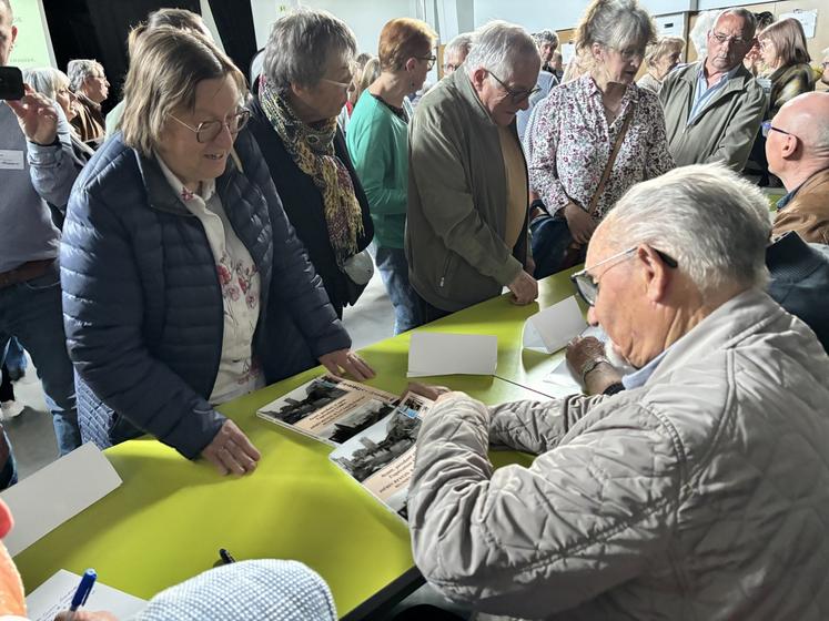 À l'issue de la présentation du libre, une séance de dédicace a pu avoir lieu.