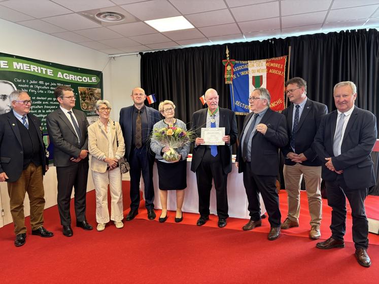La remise de La Croix de commandeur dans l'ordre du mérite agricole à Gilles Beaufils s'est faite en mairie de Moyon, mairie qu'il a côtoyée pendant plusieurs décennies.