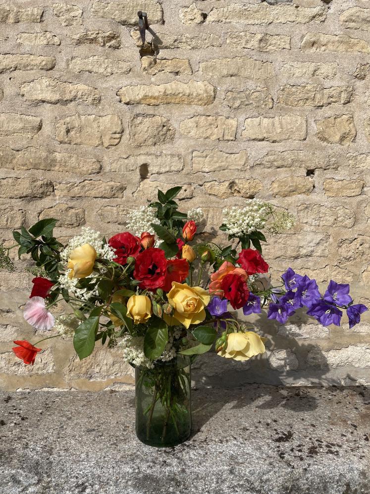 Cela lui permet de confectionner ses premiers bouquets qu'elle n'hésite pas à mettre en avant sur ses réseaux sociaux.