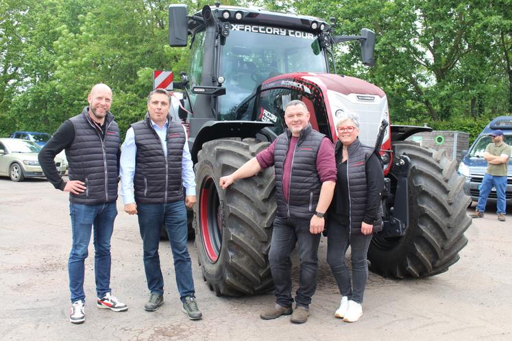 Gautier Carton, commercial Agro France ; Jean-Luc Fernandez, directeur général et Gilles et Perrine Gosselin, concessionnaires à Aunay-sur-Odon.