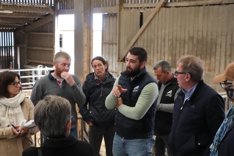 Romain Courval, jeune installé sur une ferme allaitante à quelques kilomètres seulement de celle des Leboucq, a livré un témoignage éloquent. Son exploitation est touchée par la tuberculose bovine.