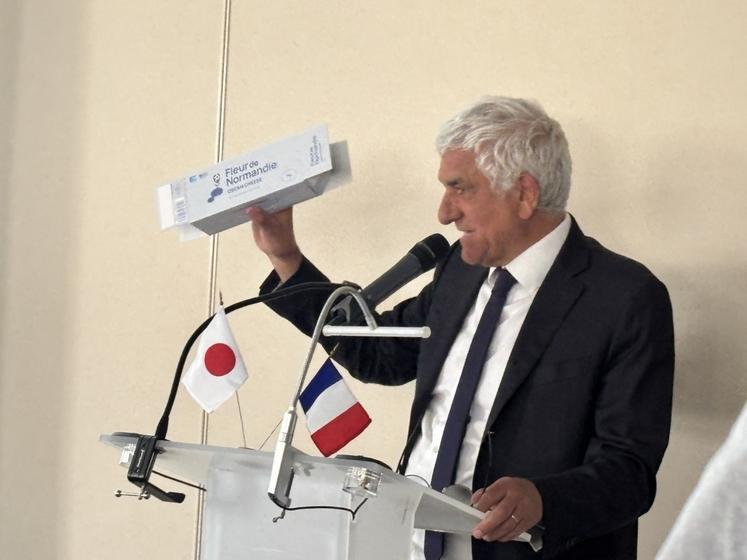 Fleur de Normandie, tenue en main par le président de région, Hervé Morin, va s'exporter au Japon grâce au partenariat entre la coopérative Isigny Sainte-Mère et l'entreprise Takanashi.