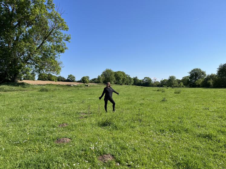 Lisa Bignaux a récupéré une parcelle de prairie permanente de 3,4 ha derrière les bâtiments de la ferme familiale pour y cultiver des fleurs coupées sur 2 500 m2