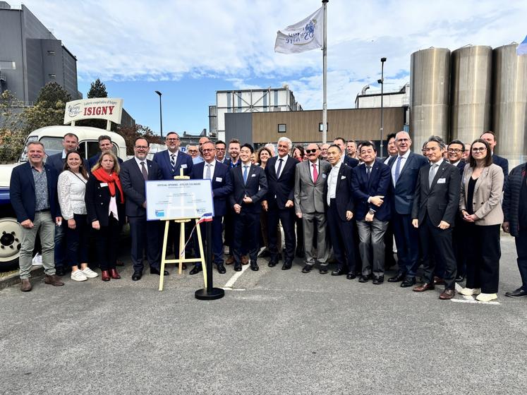Une délégation japonaise a fait le déplacement à Isigny Sainte-Mère pour inaugurer l'atelier culinaire, lieu de fabrication du cream cheese, à base de lait normand.