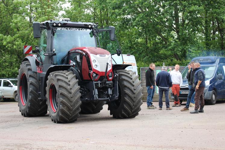 Avec ses 240 ch issus d'un moteur FPT 6 cylindres, McCormick vise les exploitations à forte demande de traction, ainsi que les entrepreneurs de travaux agricoles.