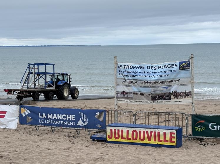 La course de Jullouville participe au trophée des plages où différents hippodromes marins sont en compétition notamment les hippodromes marins bretons (Ploubalay, Plouescat et Plestin-les-Grèves).