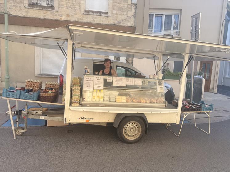 Anthonio effectue trois marchés par semaine. Il a récemment acheté une nouvelle remorque pour améliorer son confort de travail.