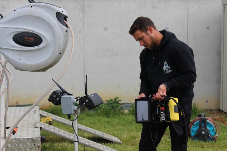 Le nettoyage des panneaux solaires avec de l'eau osmosée est recommandé pour maximiser leur rendement énergétique.