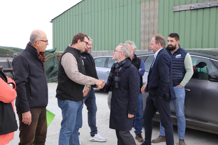 David Clavière a ainsi pu faire connaissance avec les acteurs locaux tels que David Delbecque, responsable de l'antenne de Vire (CA14), des Jeunes agriculteurs ou encore les services de la MSA, de Réagir AgriAide, du GDS, en lien avec les services administratifs.