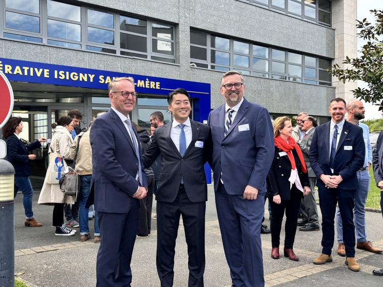 Dan Takanashi entouré de Arnaud Fossey, président de la coopérative Isigny Sainte Mère et Gérald Andriot, directeur général.