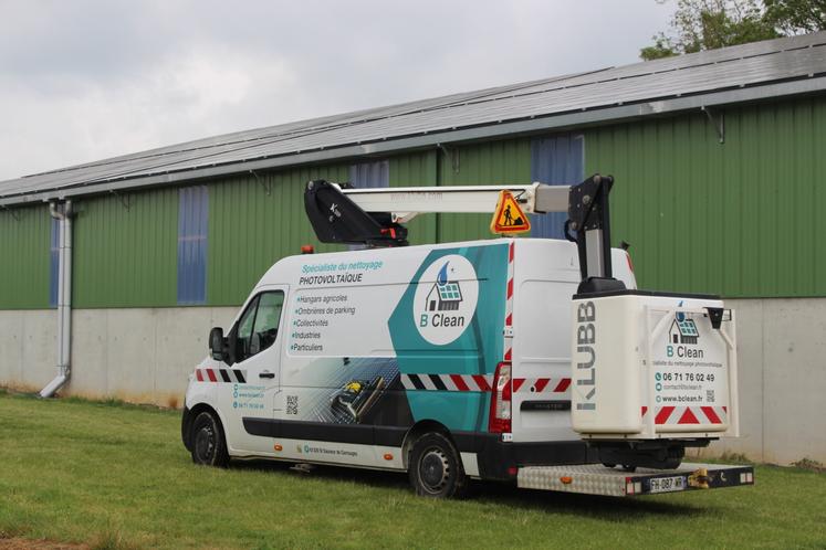 Avec la hausse du nombre d'installations photovoltaïques dans les exploitations agricoles, l'entretien tend progressivement à devenir un poste de suivi régulier. 