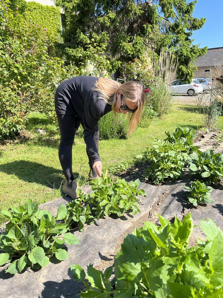 Dans l'attente d'aménager son propre terrain de jeu, elle se "fait la main" avec sa maman sur quelques planches du jardin familial.