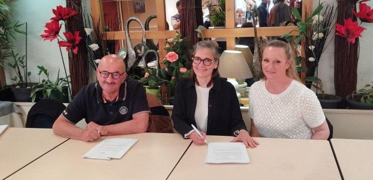 Le nouveau contrat signé le 9 avril, à Montigny-le-Roi (Haute-Marne) par Serge Rolland de l'APLBG et Sophie Godet-Morisseau de Savencia, intervient une semaine après celui signé entre l'industriel et l'OP Lactéa.  