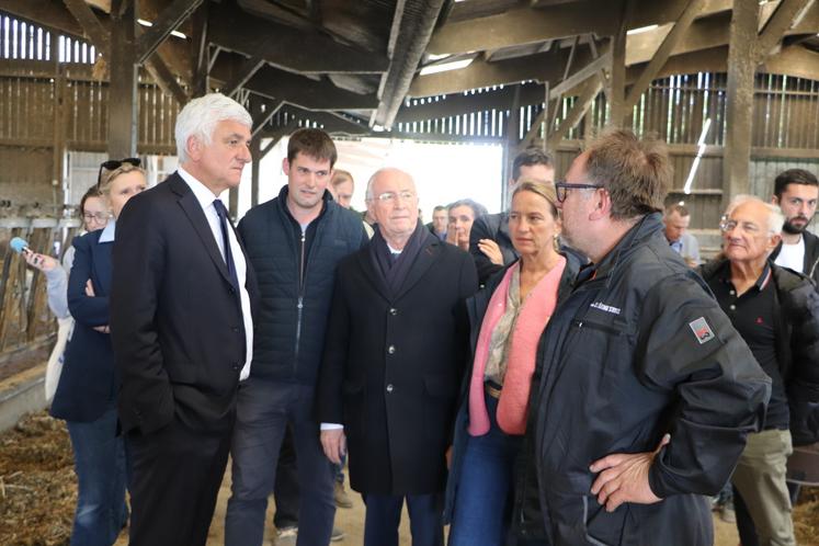 Les acteurs de la filière, dont FQRN et l'OS Normande, étaient présents pour la visite. "Plus on ira vers la race Normande, mieux sera la valorisation aussi", relève Hervé Morin.