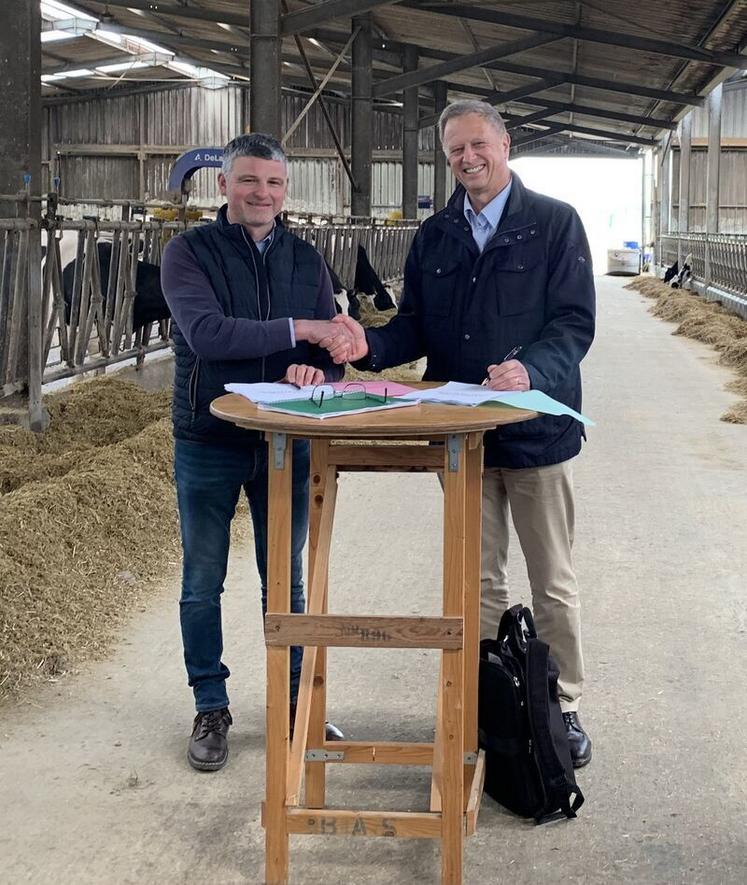 Signé le 2 avril 2026, au cœur d'une exploitation, ce contrat a réuni de nombreux acteurs clés, dont Fabrice Guérin, président de l'OP, David Renault, vice-président Lactéa en charge de la section Savencia, Nicolas Dumarest, directeur des relations amont Savencia Ressources Laitières, Guillaume Migault, responsable de région Savencia Ressources Laitières et les producteurs adhérents à Lactéa.