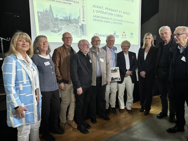 Les auteurs du livre (Pascal Vannier, Dominique Roué, René Gautier, Régine Hervieu, Jean-Pierre Marie, Jean Quinette, Gérard Feuillet, Marc Paing et Gilles Quinquennal) entourés du maire de la commune, Sandrine Lechevallier, Dominique Moïsi et Jean Quettier, auteurs de la préface et postface.
