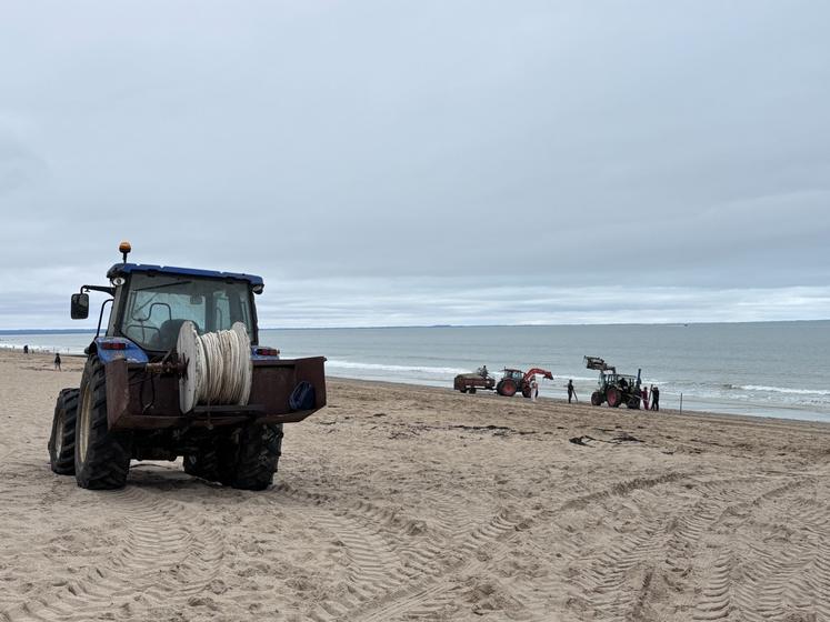 Les tracteurs entrent en piste pour poser les poteaux et ainsi construire la piste de course.