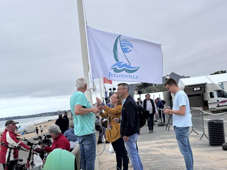 Le drapeau de Jullouville flottera sur la commune tout au long de la journée des courses.