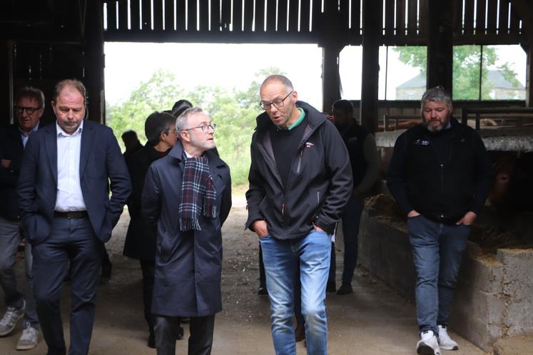 David Clavière, nouveau préfet du Calvados, s'est rendu au Gaec Leboucq, à Esson, mercredi 20 mai.