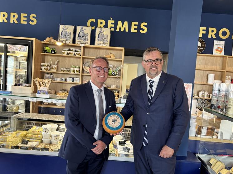 Arnaud Fossey et Gérald Andriot, président et directeur d'Isigny Sainte Mère, fiers de tenir dans leurs mains le meilleur fromage du monde.