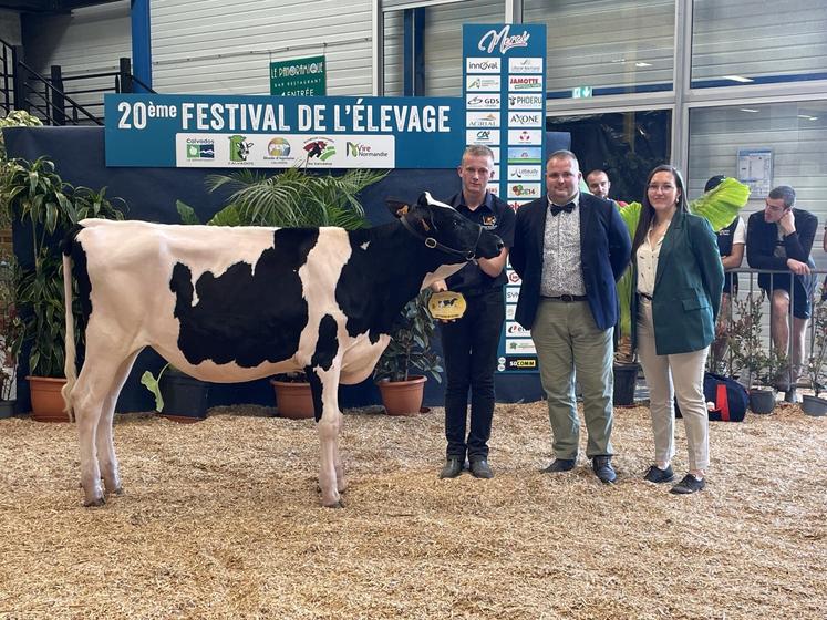 Alban Gosselin, originaire de la Manche, finit premier sur le podium du concours de jeunes présentateurs, au côté des juges du jour.