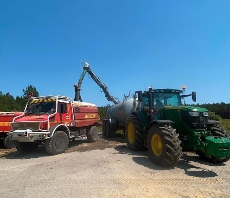 Sur le terrain, les agriculteurs peuvent apporter de l'aide aux soldats du feu, amenés à intervenir sur des incendies de récoltes.