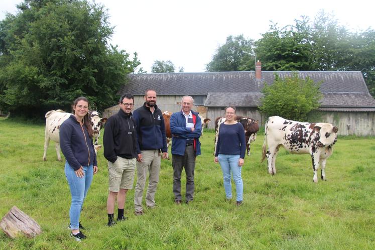 L'association Pâture ton carbone est créée à l'initiative de Béatrice Chorin (à droite) Nathalie Debou et Laetitia Verhagge en avril 2023. Elle rassemble dix exploitants agricoles de la Ferté-en-Ouche et 30 km autour, avec un objectif commun : réduire leur bilan carbone en mettant en place des actions concrètes, adaptées à leur exploitation.