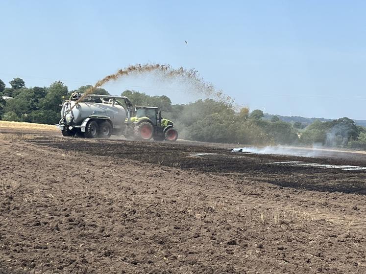 Pour aider les sapeurs-pompiers, un élan de solidarité s'est exprimé de la part des agriculteurs, venus prêter mains fortes pour éteindre le feu dans un champ de céréales.