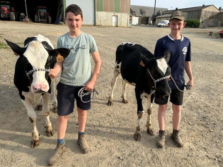 Raphaël, apprenti au Gaec de la Sorrière, et Hugo, un voisin de la ferme, participeront au concours jeunes.