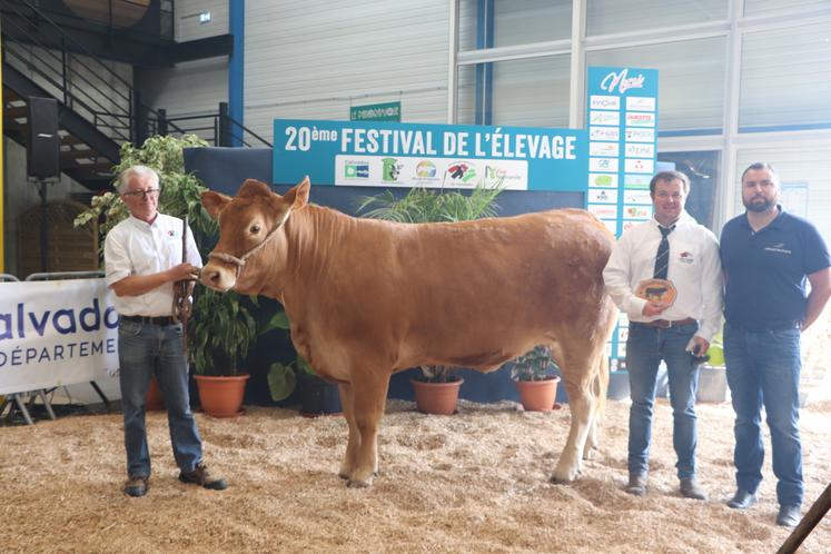 Bravo à la famille Fougères avec Valseuse, sacrée championne femelle adulte. 