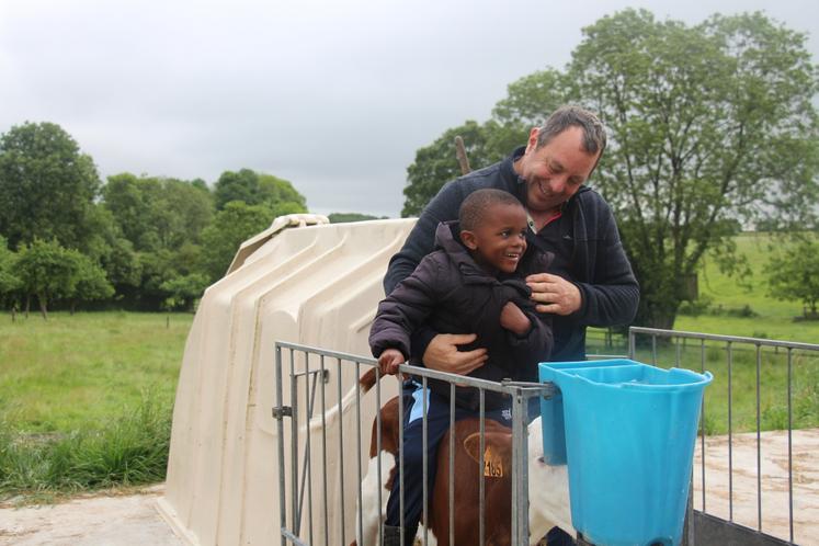 Denis Pienoir a fait monter les enfants de maternelle qui le souhaitaient sur le dos des veaux, à leur plus grand bonheur.