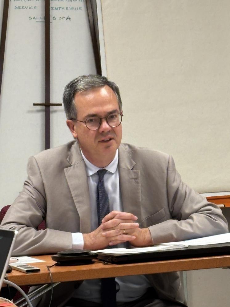 Philippe Brugnot, secrétaire général de la préfecture de la Manche, conserve le niveau de vigilance pour une grande partie du département.