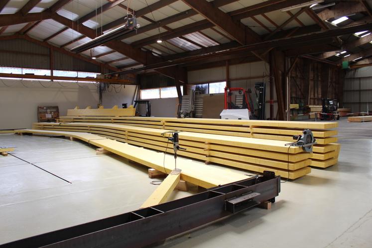Dans les ateliers de Briouze, une grande partie des éléments de charpente est préparée avant d'être expédiée sur les chantiers.