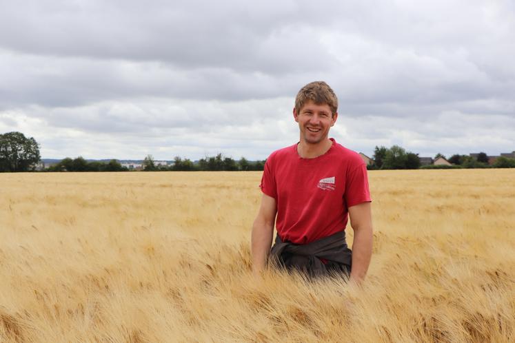Alban Brehon, nouveau président des Jeunes agriculteurs du Calvados, est plus que jamais épanoui sur sa ferme, deux ans après son installation. La tête sur les épaules, mais bel et bien les pieds au champ et les mains à la traite.