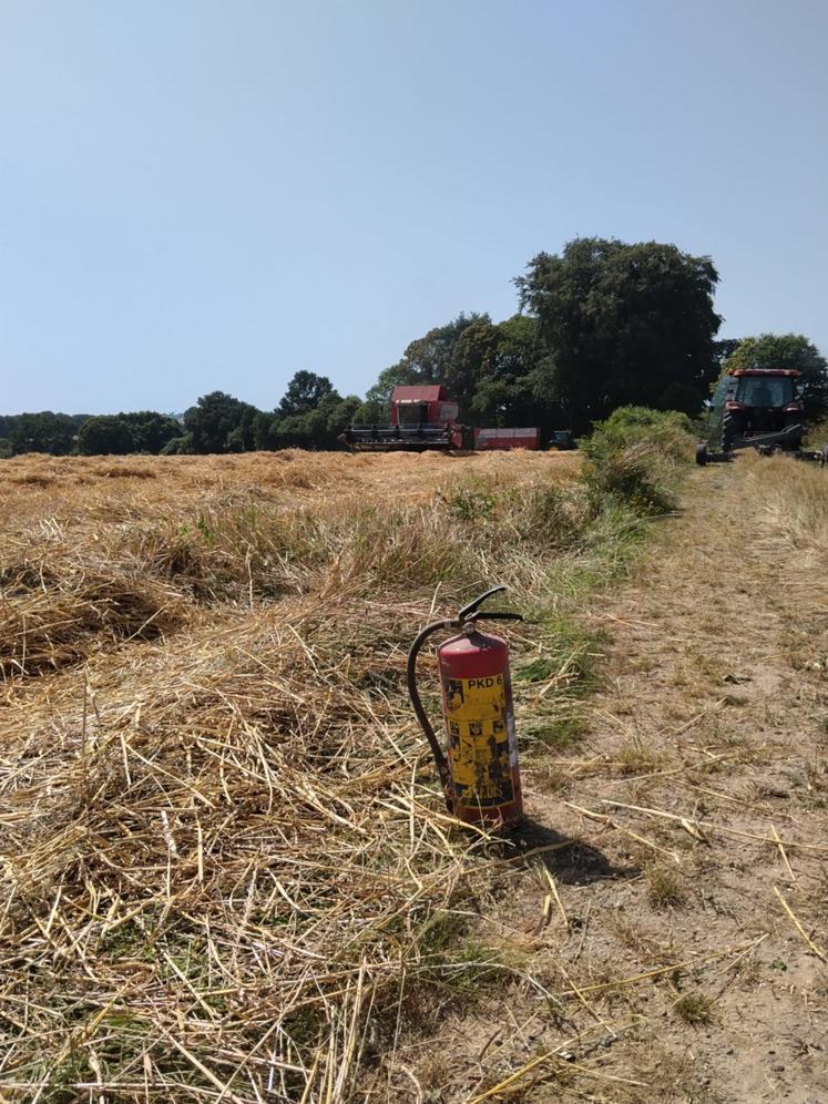 À proximité du champ, le temps de la moisson, l'agriculteur a positionné un extincteur.