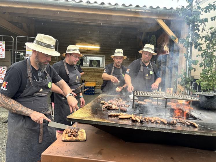 Le brasero était actif et les bénévoles autour aussi pour préparer de la viande de gibier pour la faire déguster.