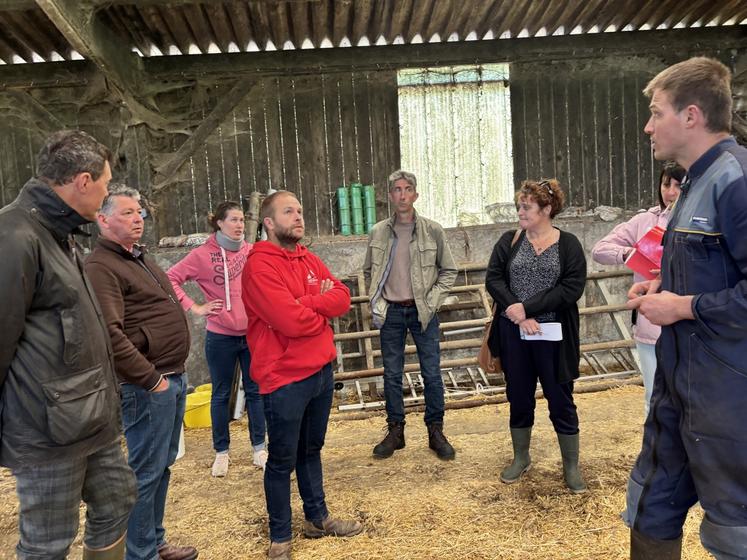 La première étape a conduit les responsables agricoles, représentants de la DDTM, et assureurs à aller chez Audrey et Edouard Briand à Jullouville. Des dégâts sur les bâtiments et un grêlon sur la vertèbre de l'éleveuse.