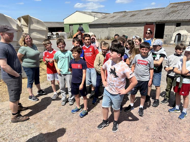 Au Gaec de l'Etorerie à Hudimesnil, Sylvie et Antony Briens, mère et fils, ont accueilli les jeunes de l'école publique de Bréhal. 
