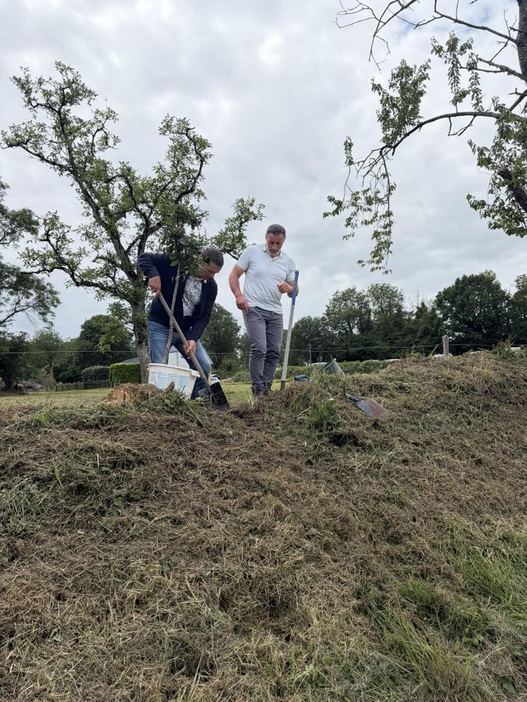 Emmanuel Jean, président d'Haiecobois, a planté de manière symbolique un arbre pour les 20 ans de l'association.