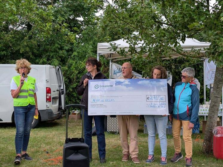 Brigitte Hurault, vice-présidente de la Fédération de la Manche et Référente de la Fondation, a pu remettre un chèque de 2 740 € aux associations. 